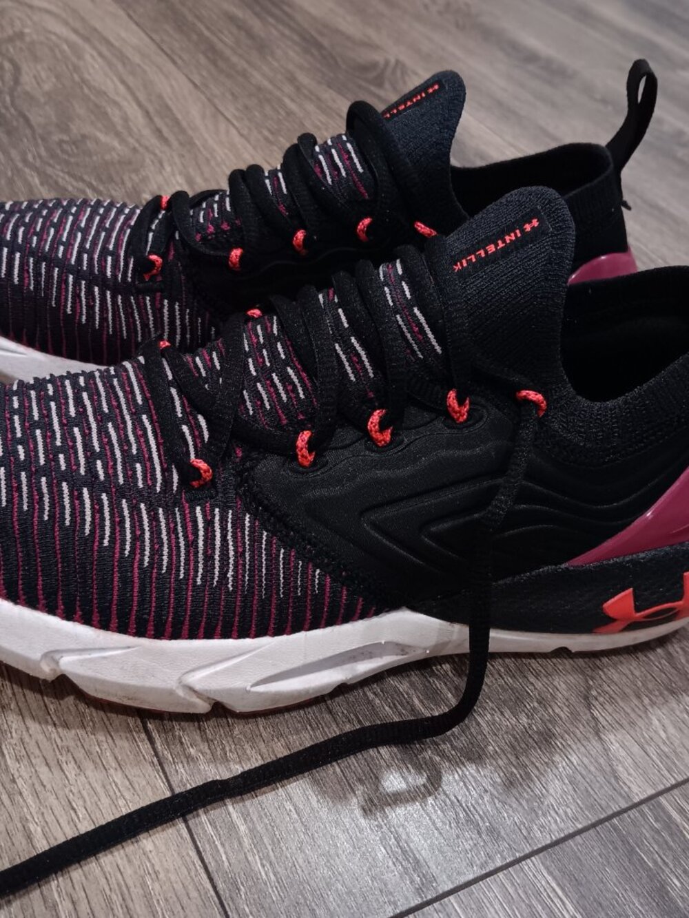 Womans Under Armour HOVR Phantom 2 IntilliKnit running shoes / size 8.5